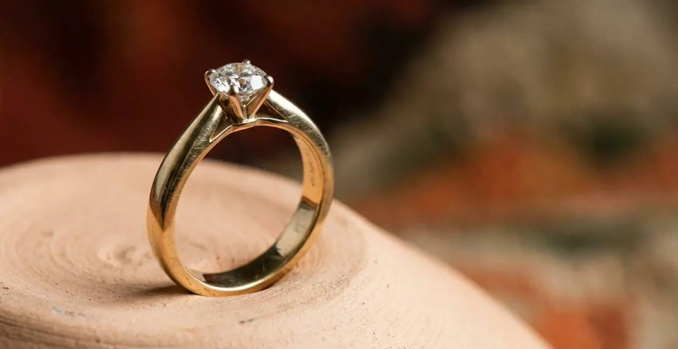 Anillo de compromiso personalizado con grabado elegante sobre fondo minimalista