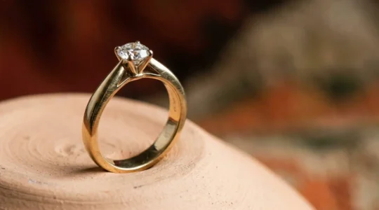 Anillo de compromiso personalizado con grabado elegante sobre fondo minimalista
