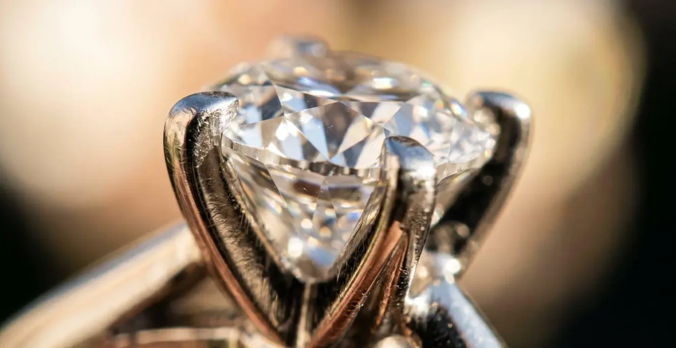 Detalle macro de diferentes tipos de engaste de diamantes mostrando garras bisel y tensión en joyería de alta calidad