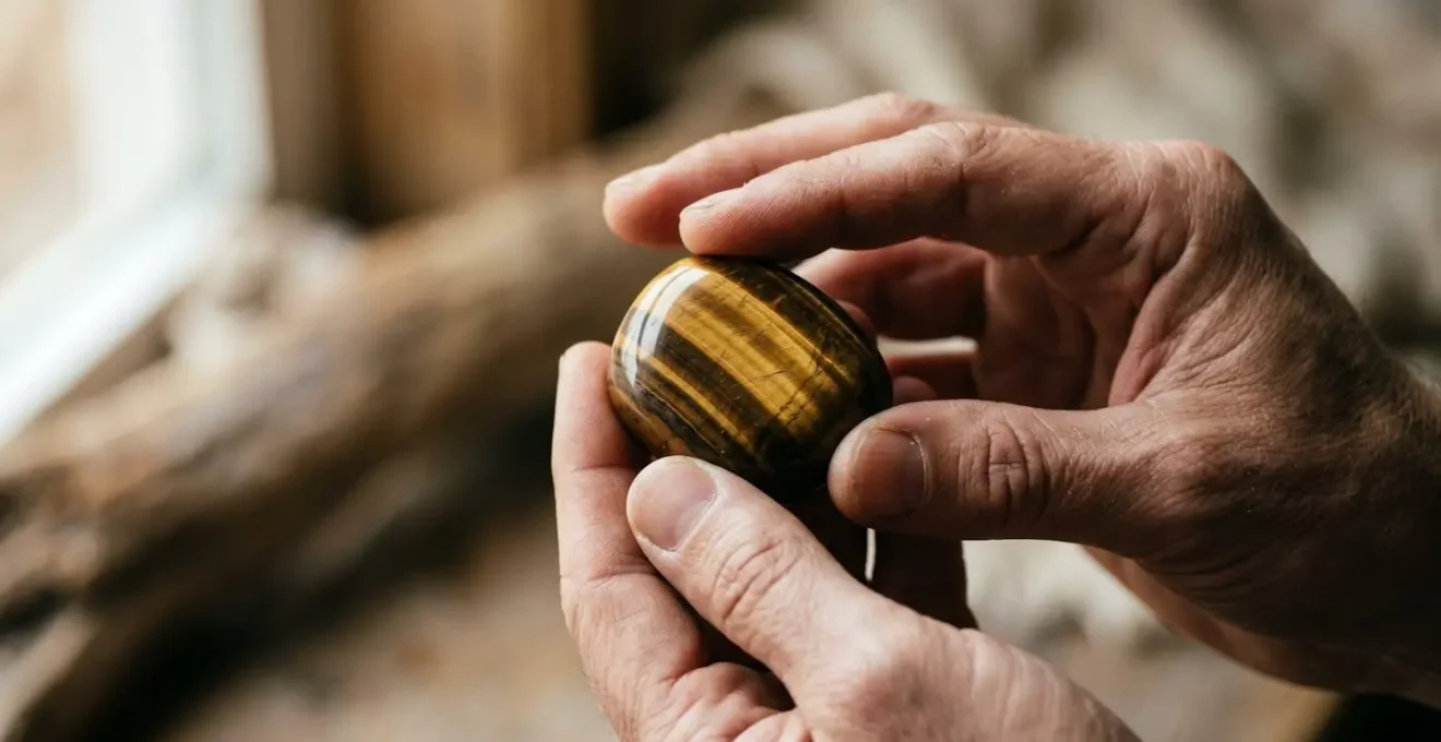 Piedra de ojo de tigre con efecto de chatoyancia natural bajo luz direccional