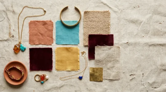 Composición de joyas y prendas organizadas por paletas de colores estacionales en España