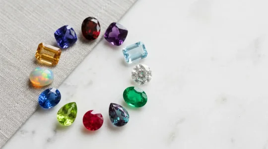 Colección de piedras preciosas de nacimiento organizadas por mes del año sobre fondo elegante