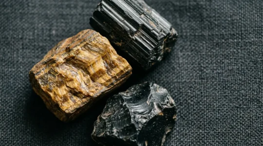 Composición de piedras naturales protectoras con textura y brillos naturales sobre superficie neutra