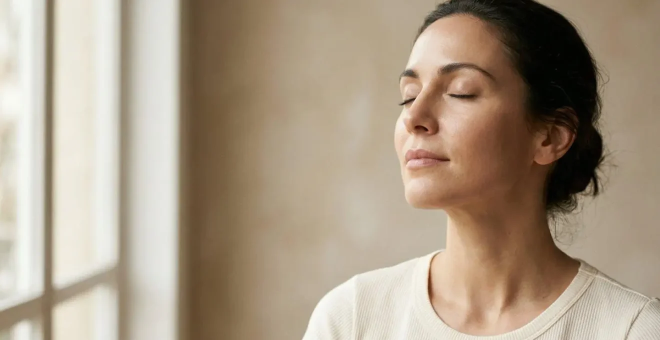 Rostro femenino con piel luminosa y saludable protegida del sol con protector solar