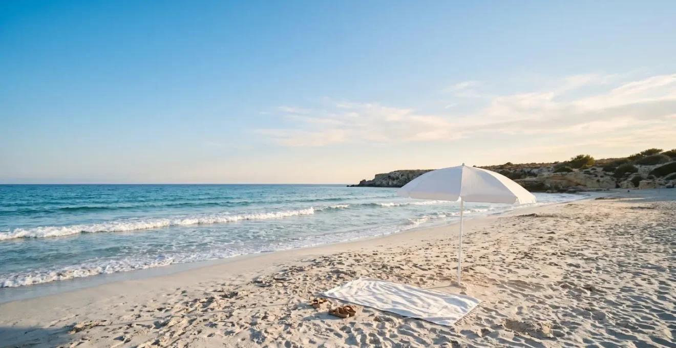 Escena minimalista que evoca la importancia de la protección solar en el clima mediterráneo español