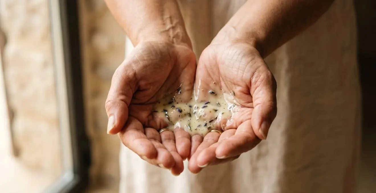 Fotografía evocadora que representa el cuidado delicado de la piel durante la transición a productos naturales