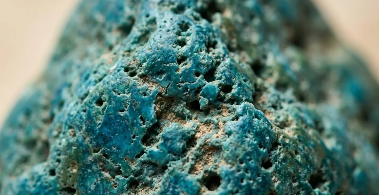 Detalle macro de piedra turquesa mostrando textura porosa natural