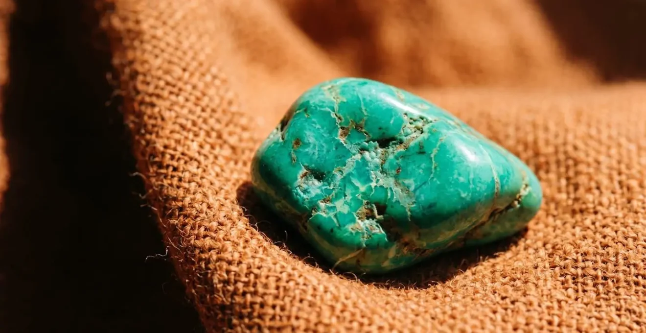 Contraste visual entre tonos turquesa y terracota en joyería bajo luz mediterránea